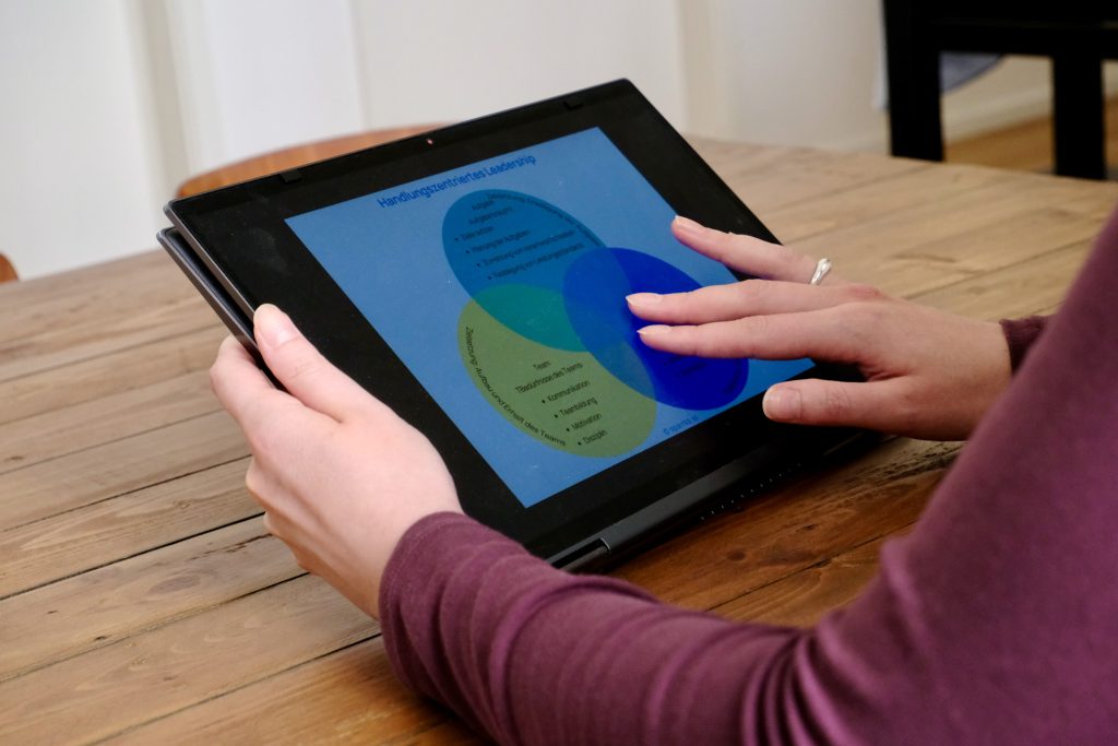 Laptopbildschirm von Startupcoach auf Holztisch